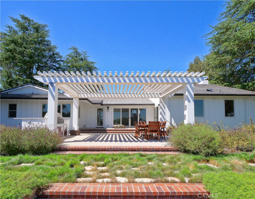 2 Flying Mane Road Rolling Hills, CA 90274 - Photo 39 of 49 a front view of a house with a yard