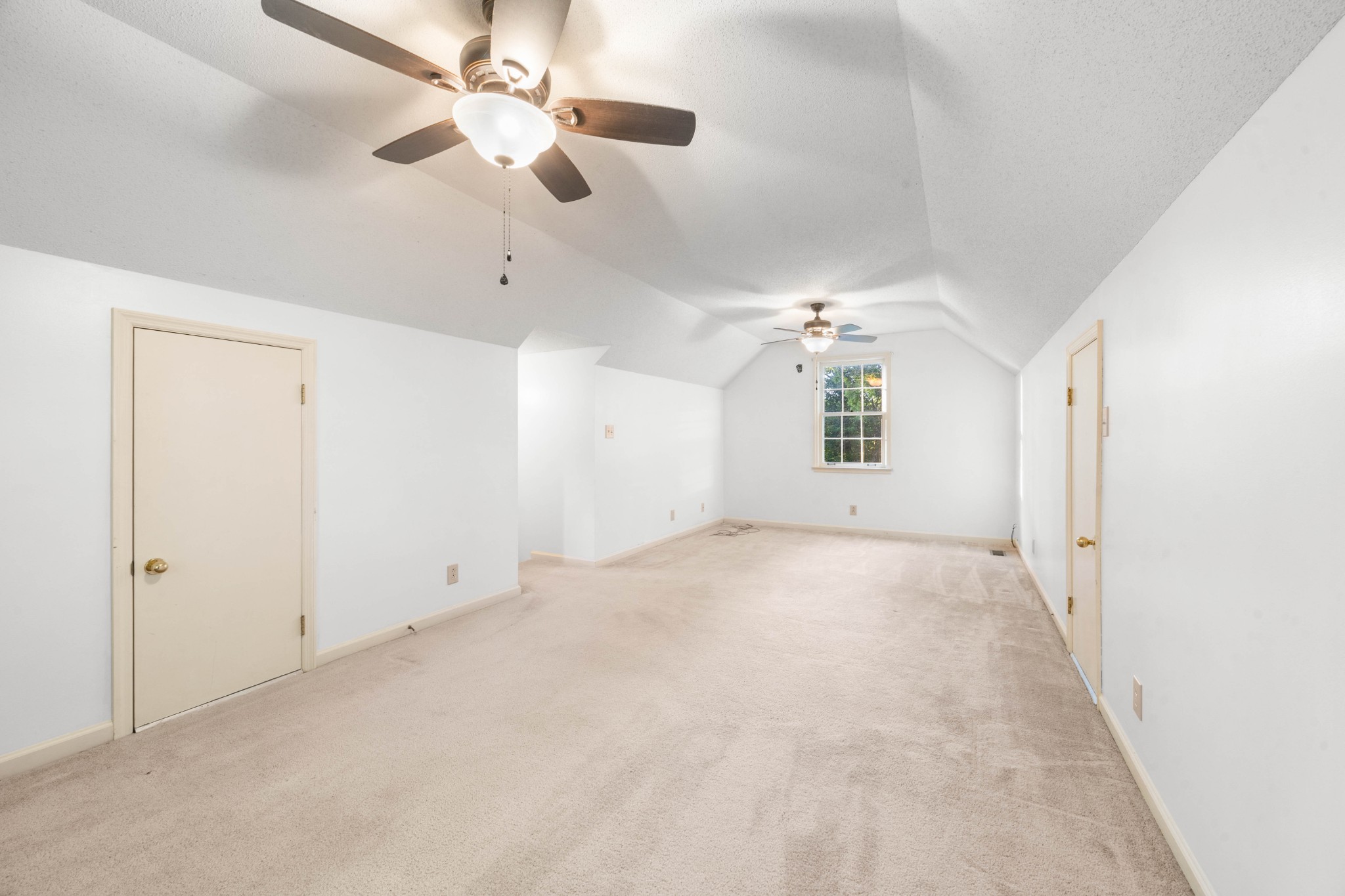 407 Idaho Springs Road Clarksville, TN 37043 - Photo 34 of 45 en empty room with ceiling fan and window