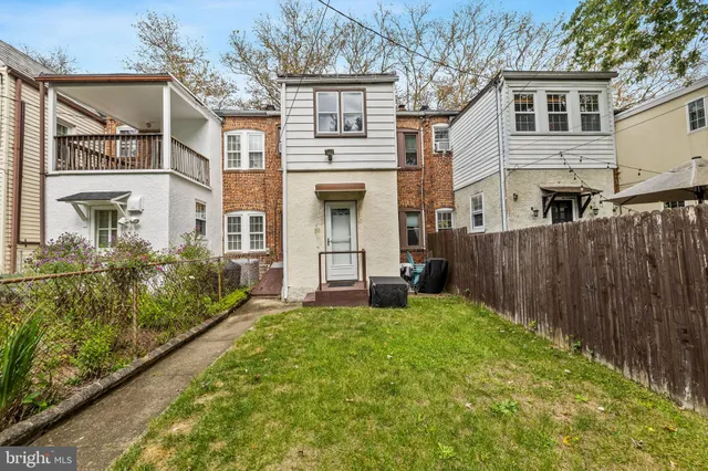 a view of a back yard of the house