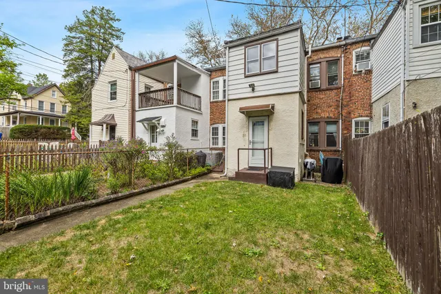 a view of a house with backyard and porch