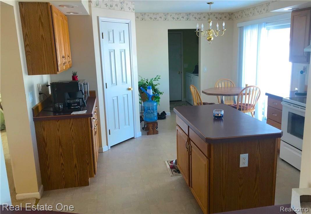 Walk in pantry and breakfast nook with doorwall