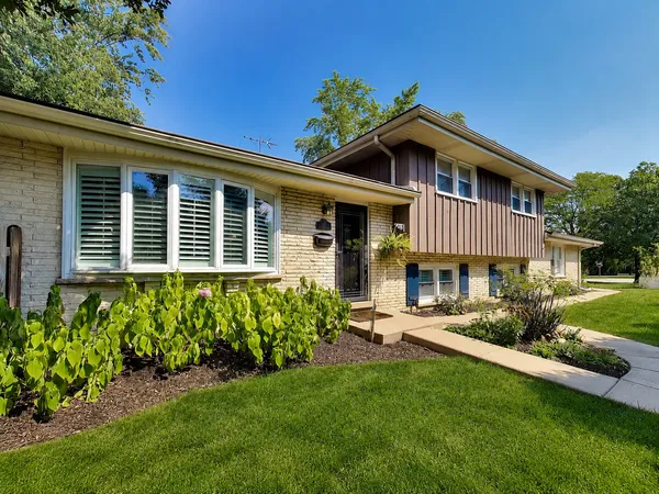 $514,900 | 116 West Central Road, Arlington Heights, IL 60005