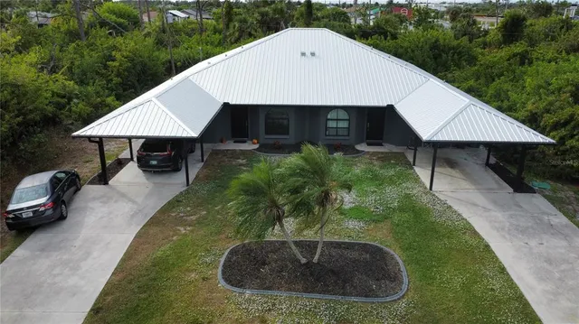 a view of a back yard of the house and green space