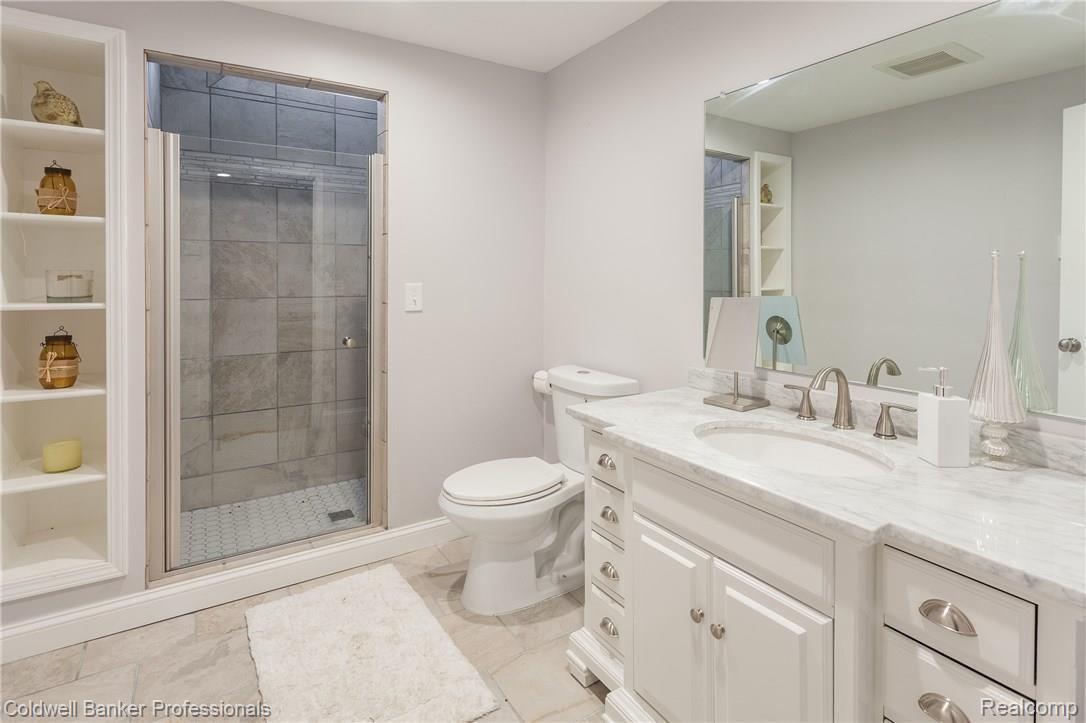 821 Miller Avenue Rochester, MI 48307 - Photo 37 of 43 Lower level bath