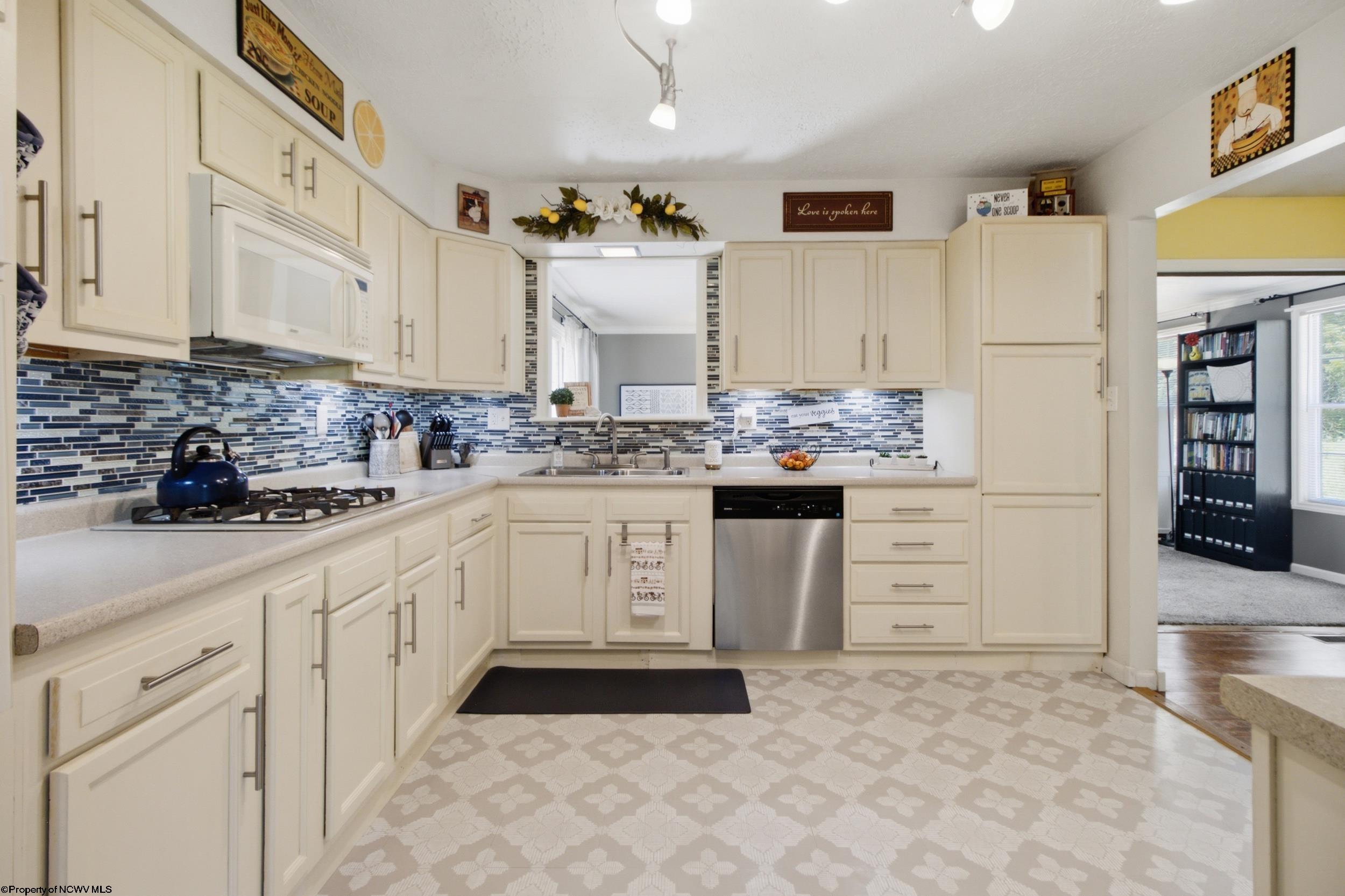 1541 Maple Lake Road Bridgeport, WV 26330 - Photo 8 of 43 Gallery Image 8