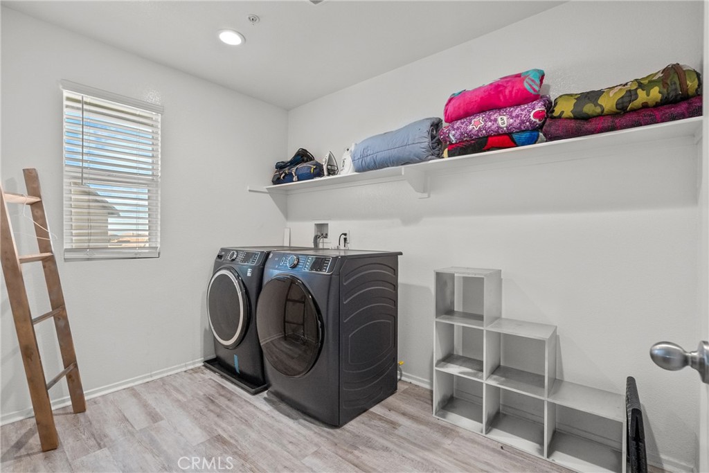 6949 Beale Road Palmdale, CA 93552 - Photo 25 of 32 a utility room with dryer and washer