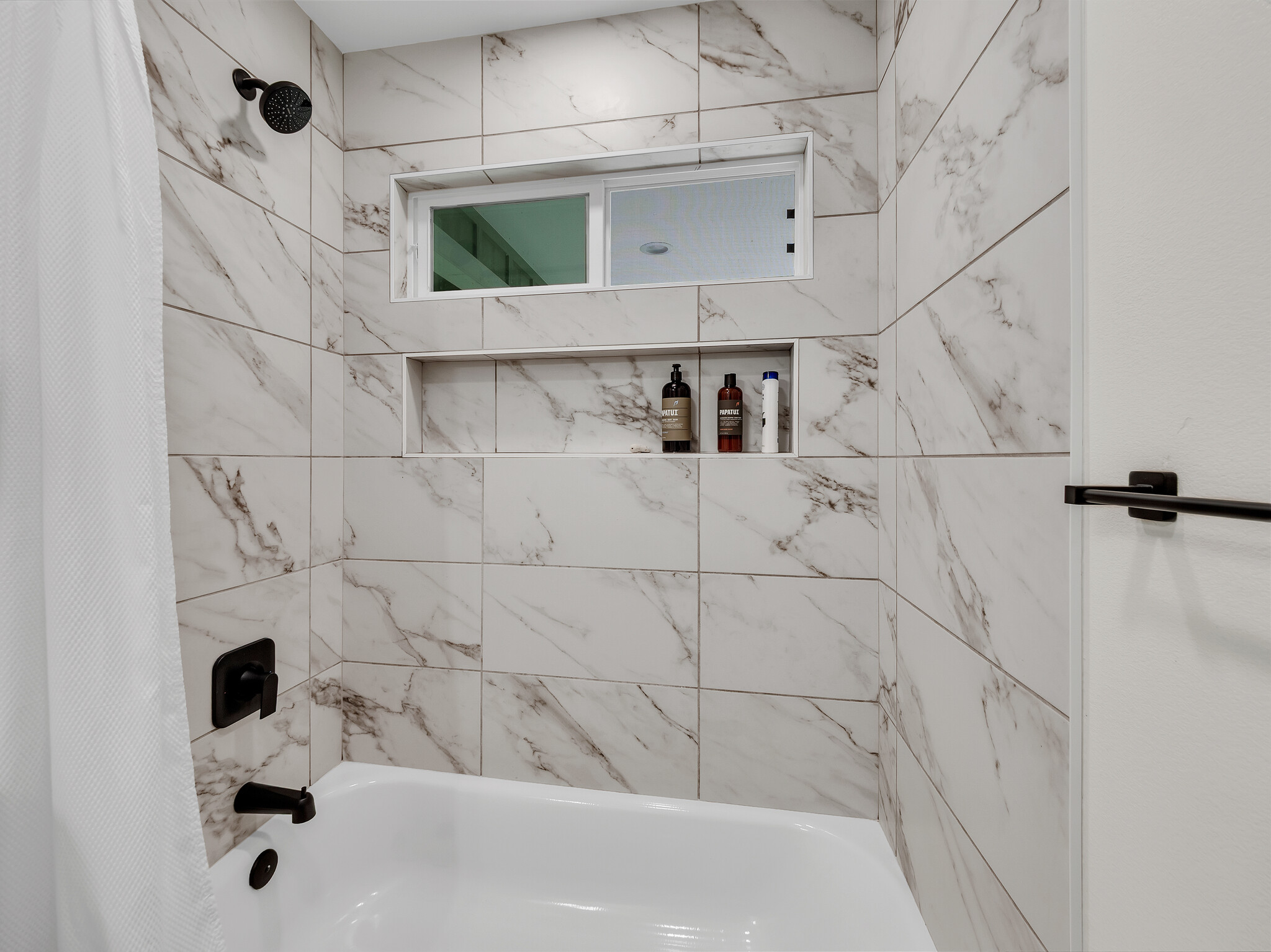 11-3976 Liona Street Volcano, HI 96785 - Photo 17 of 27 a bathroom with a bathtub