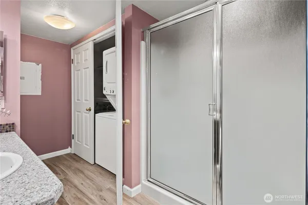 a view of entryway with bathroom