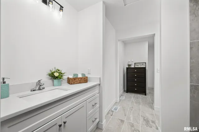 $2,500 | 813 Williams Way, Carbon Cliff, IL 61239