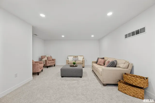 $2,500 | 813 Williams Way, Carbon Cliff, IL 61239