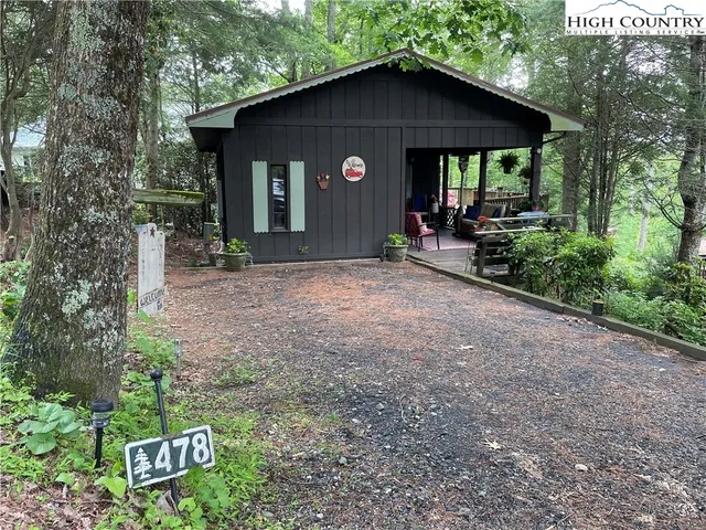 a view of a house with backyard and garden