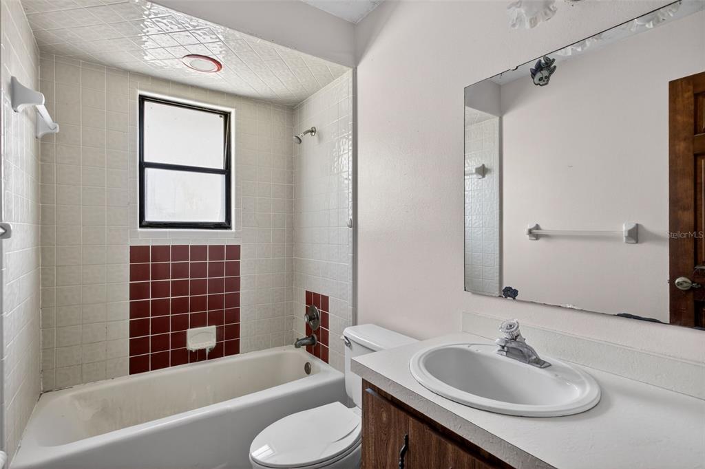 1620 Timbercrest Drive Deltona, FL 32738 - Photo 20 of 28 a bathroom with a sink toilet and bathtub