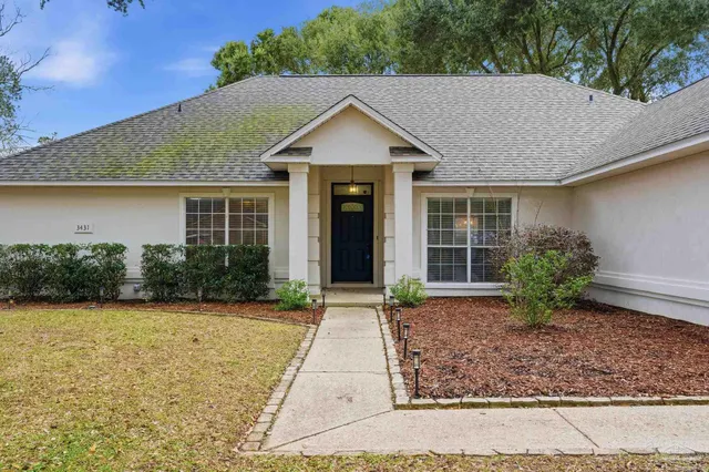 a view of a house with backyard and garden