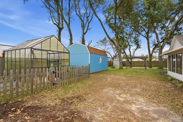 a view of backyard of the house