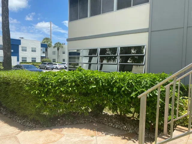 a view of a back yard