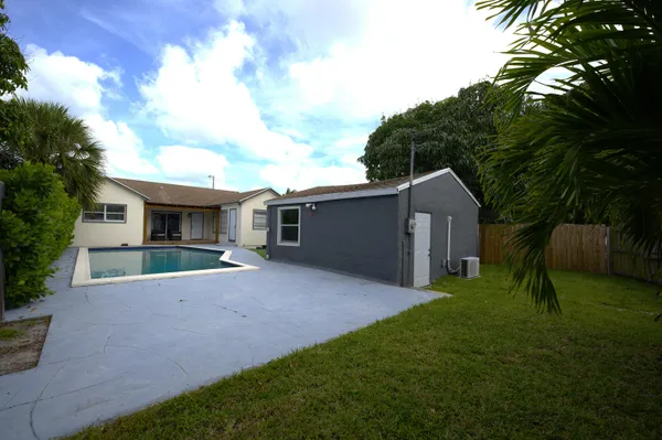 $3,800 | 717 North E Street, Lake Worth Beach, FL 33460
