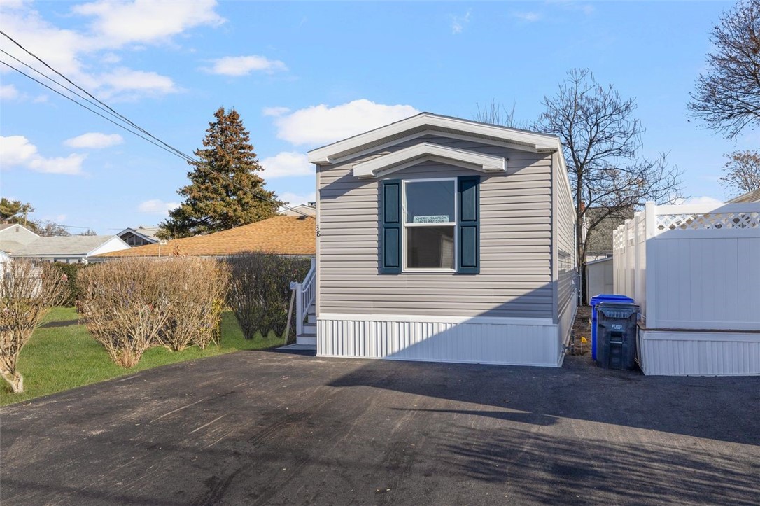 38 Lowell Avenue Pawtucket, RI 02861 - Photo 3 of 27