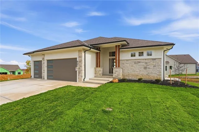 $679,900 | 4331 Northeast Hideaway Drive, Lee's Summit, MO 64064