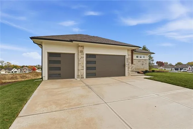 $679,900 | 4331 Northeast Hideaway Drive, Lee's Summit, MO 64064