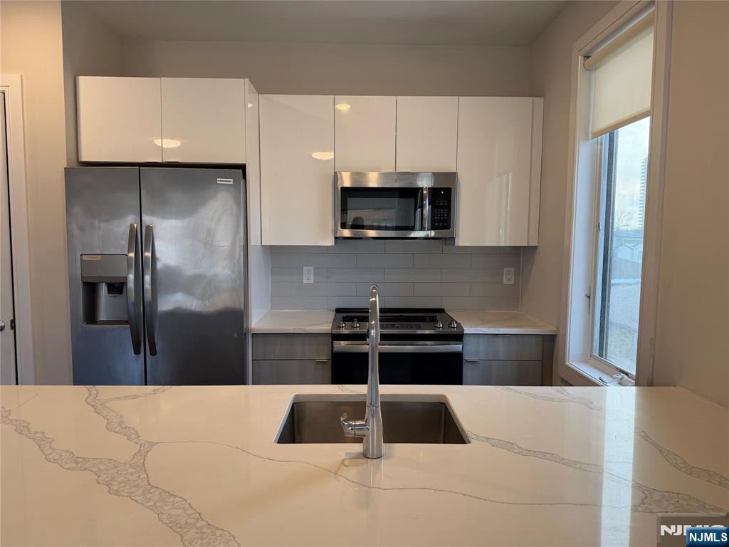 470 Main Street, Unit 620 Fort Lee, NJ 07024 - Photo 3 of 22