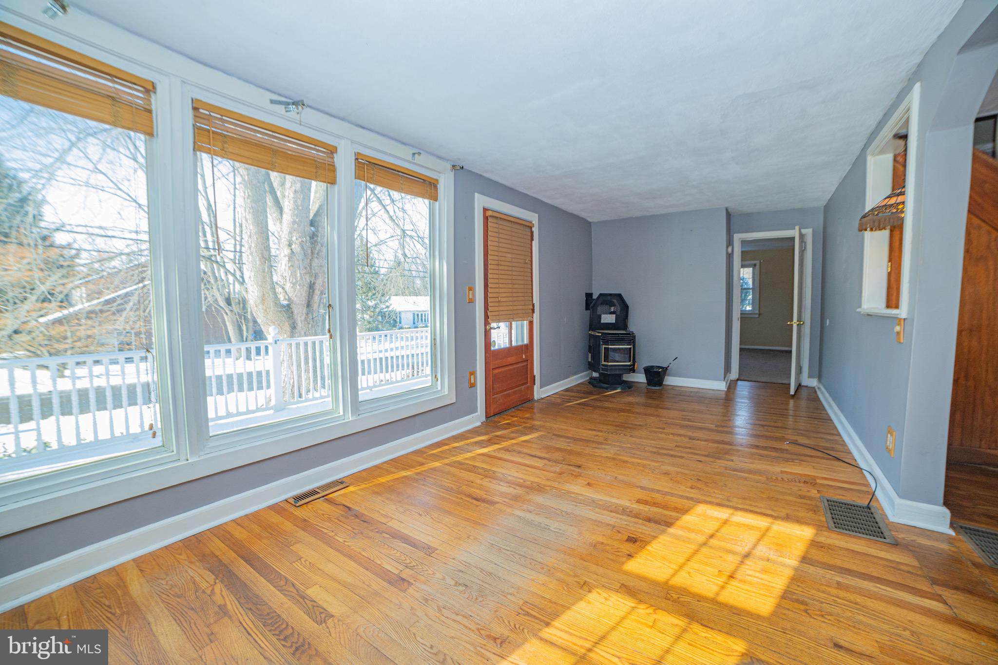 424 Ruth Avenue Upper Chichester, PA 19014 - Photo 4 of 41 Living Room