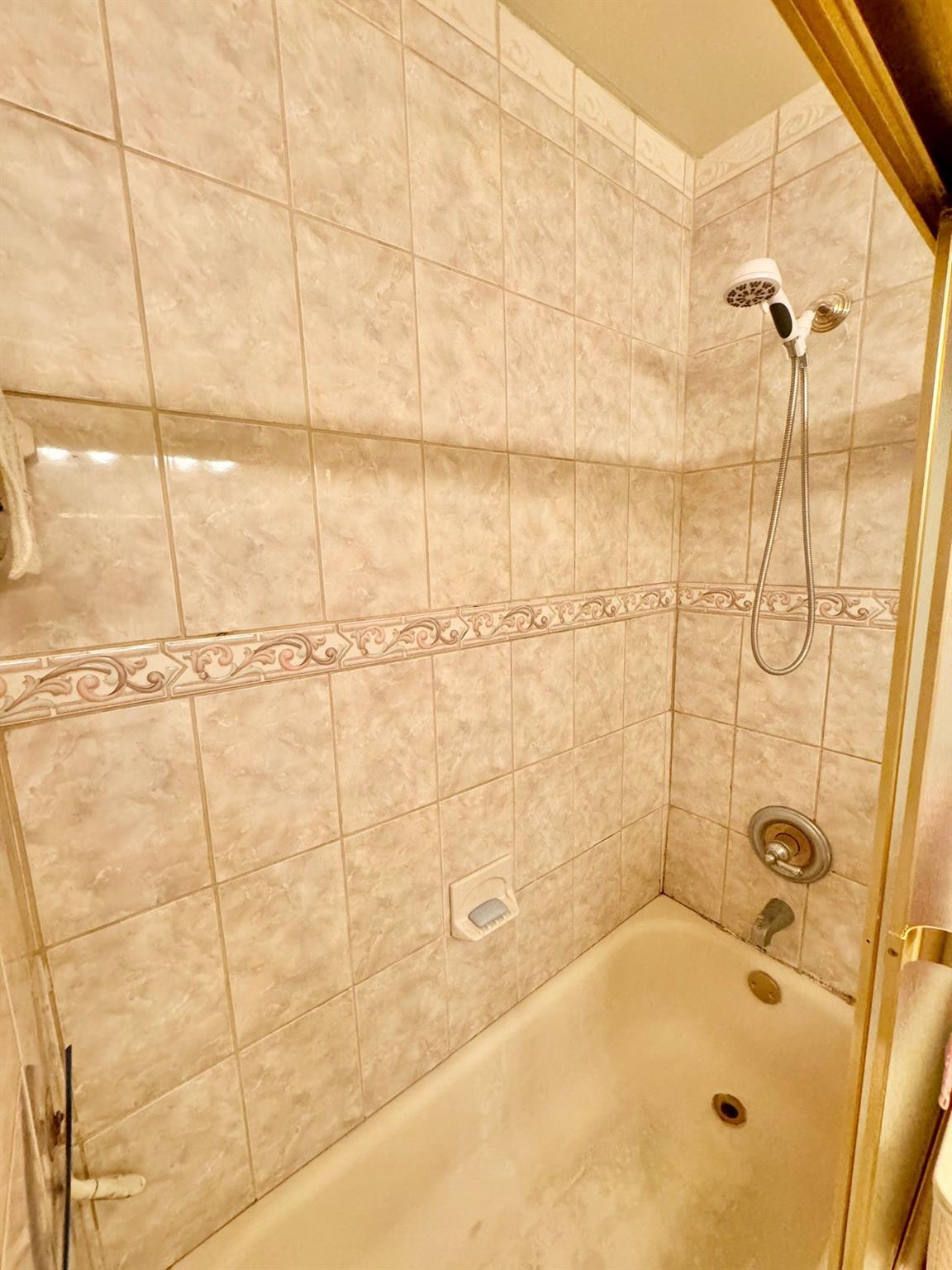 4357 West 11th Lane, Unit 55 Hialeah, FL 33012 - Photo 8 of 17 a bathroom with a tub