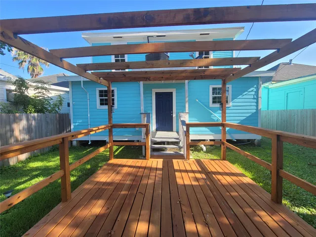a view of a house with backyard and porch