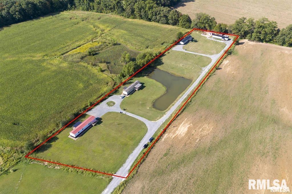 a view of a tennis court