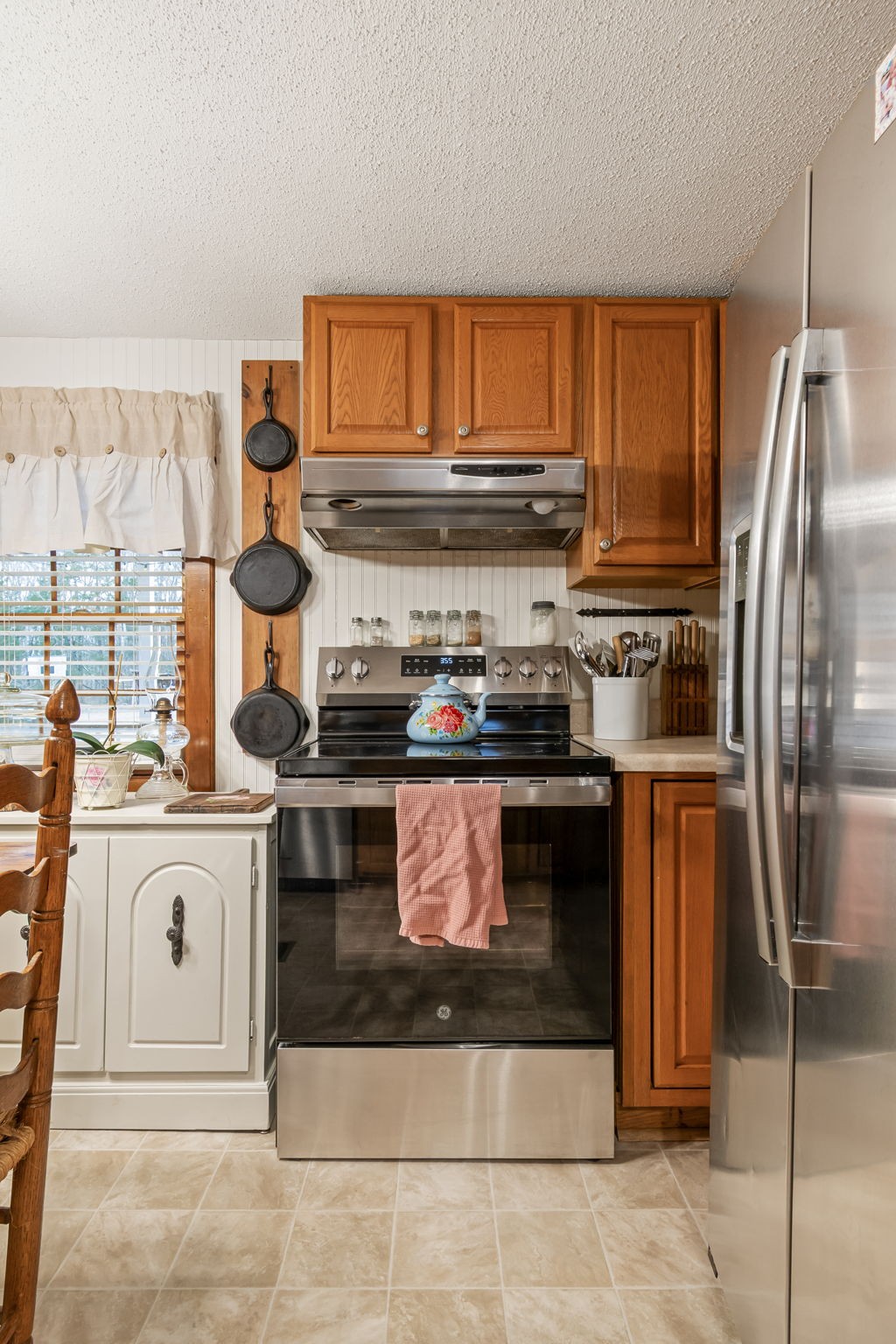 253 Henslee Road Shelbyville, TN 37160 - Photo 13 of 47 a kitchen with stainless steel appliances granite countertop a stove a refrigerator and a sink