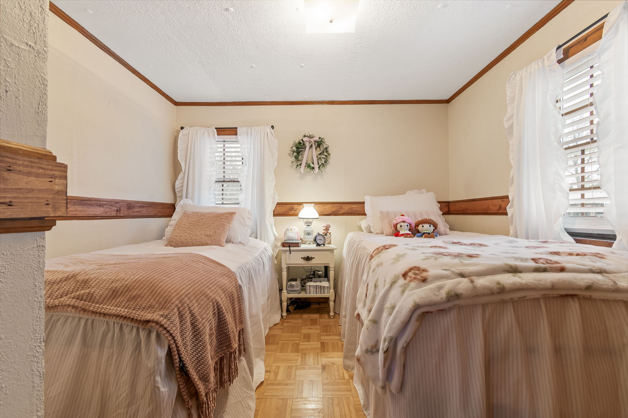 253 Henslee Road Shelbyville, TN 37160 - Photo 23 of 47 a bedroom with two beds and a window