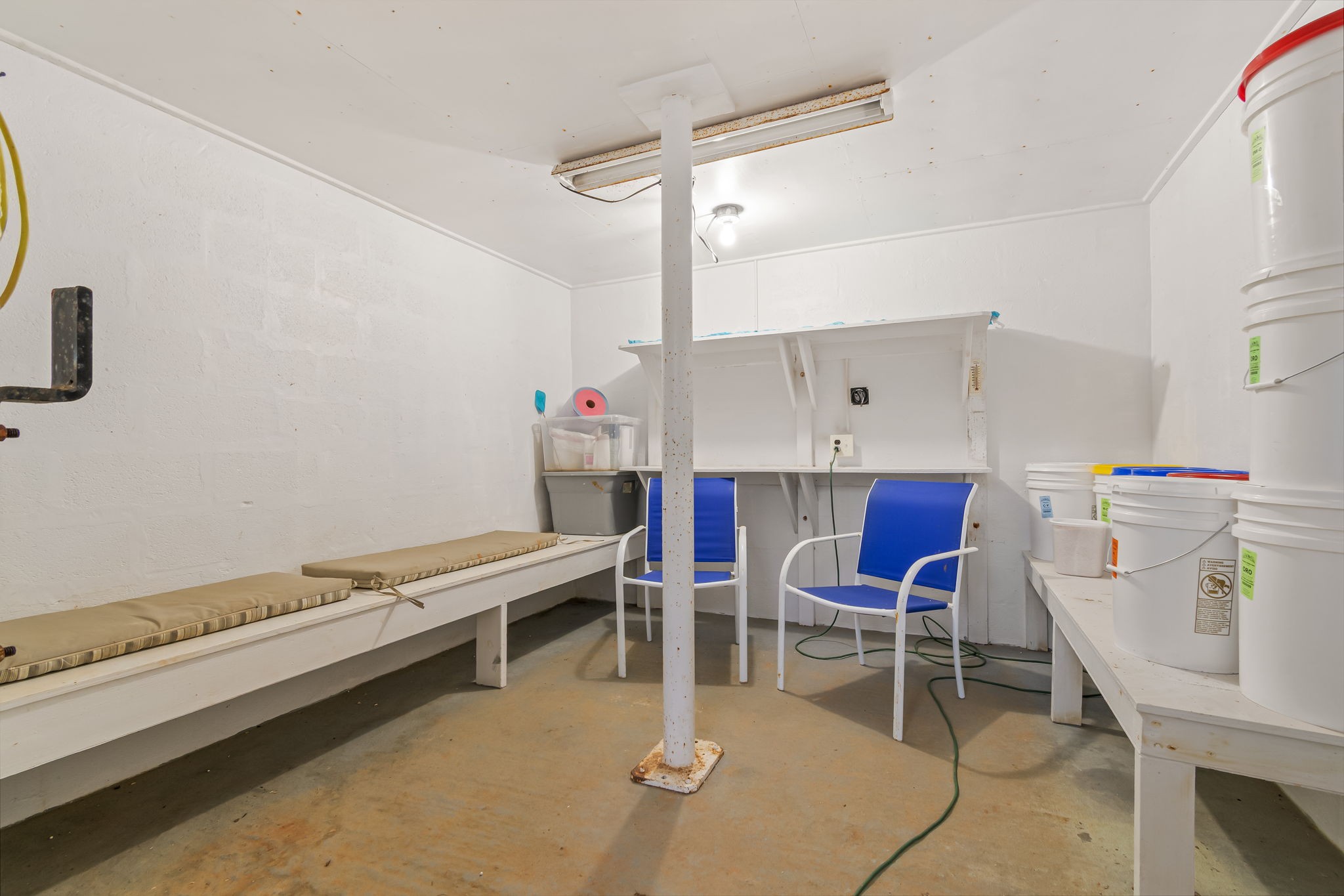 253 Henslee Road Shelbyville, TN 37160 - Photo 36 of 47 a room with a table and chairs