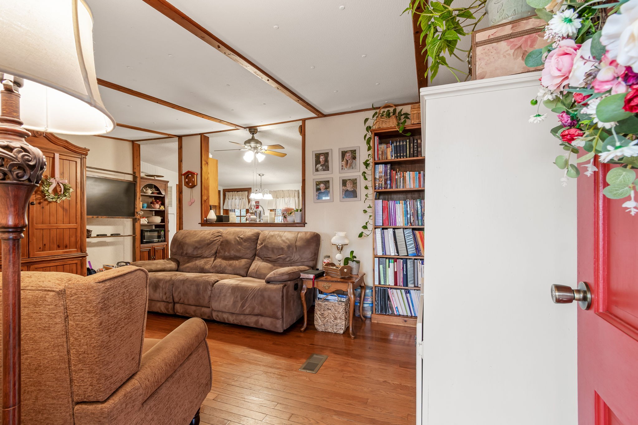 253 Henslee Road Shelbyville, TN 37160 - Photo 4 of 47 a living room with furniture and a potted plant