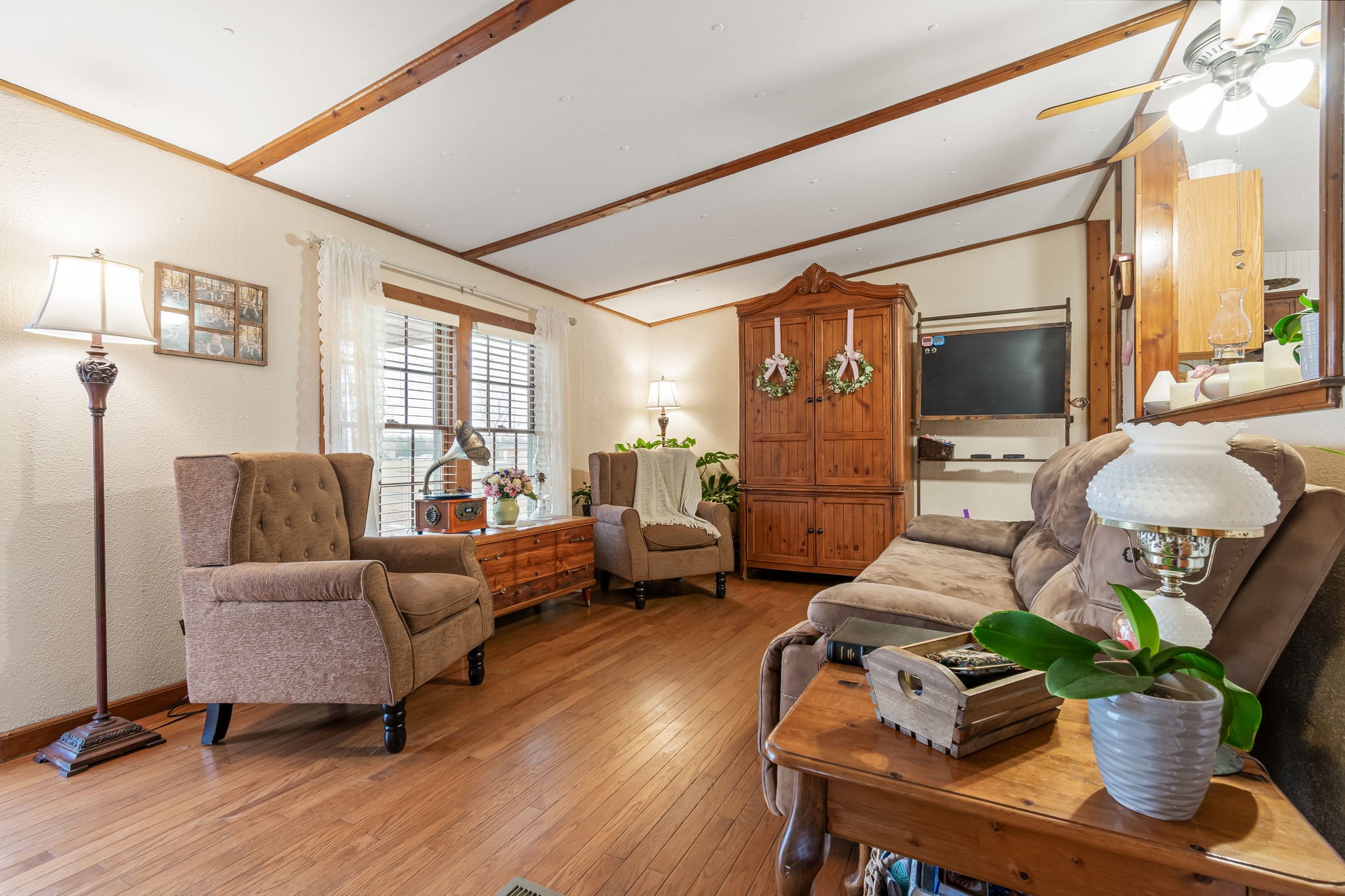 253 Henslee Road Shelbyville, TN 37160 - Photo 5 of 47 a living room with furniture and a flat screen tv