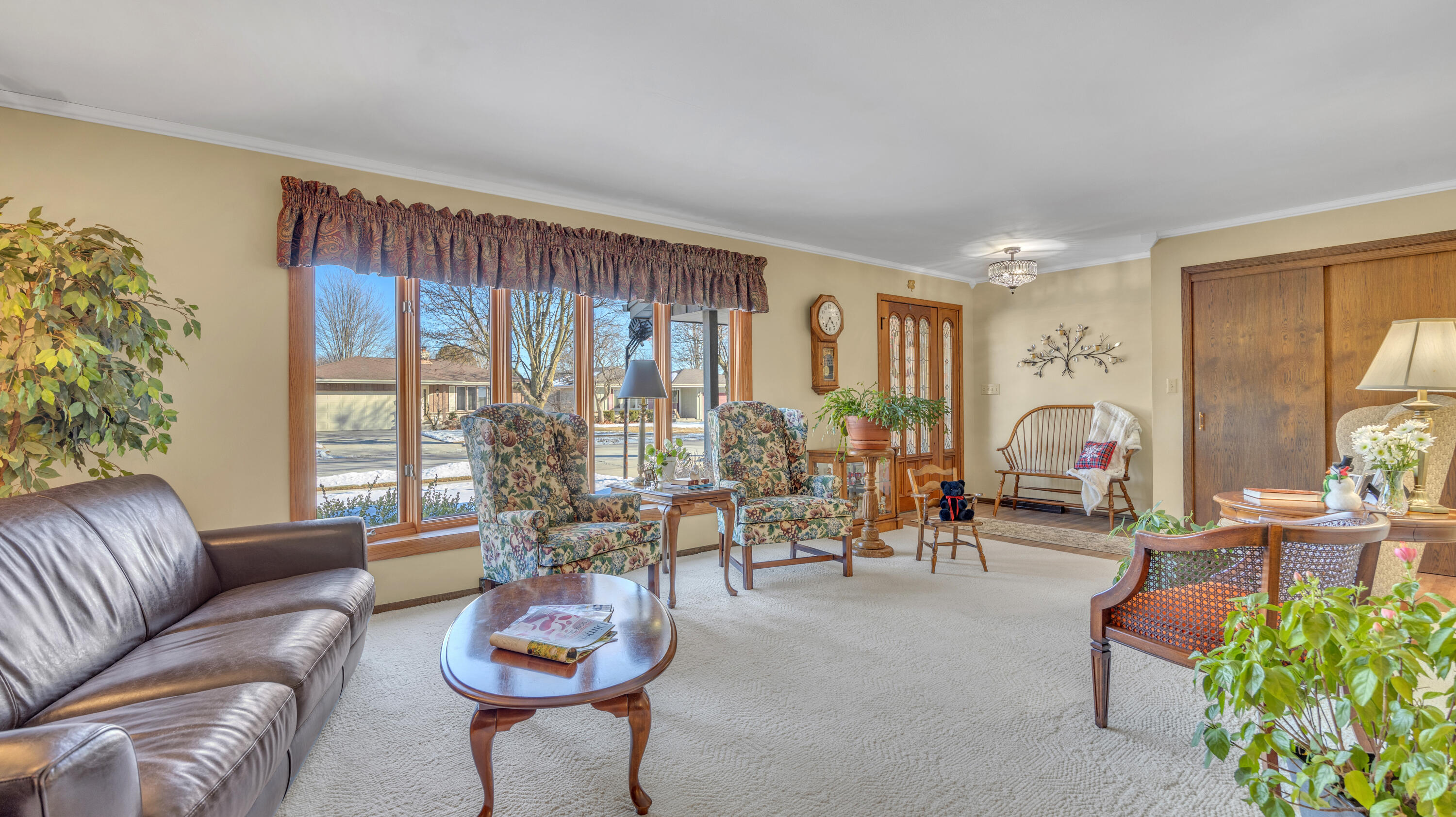 2418 West Mark Drive Sheboygan, WI 53083 - Photo 8 of 30 Living Room