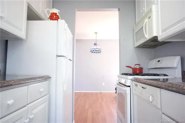 $2,900 | 2 Juneberry Lane, Unit 2, Ridgefield, CT 06877