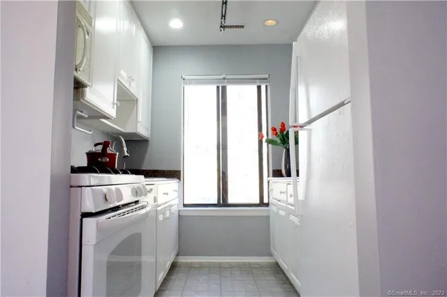 $2,900 | 2 Juneberry Lane, Unit 2, Ridgefield, CT 06877