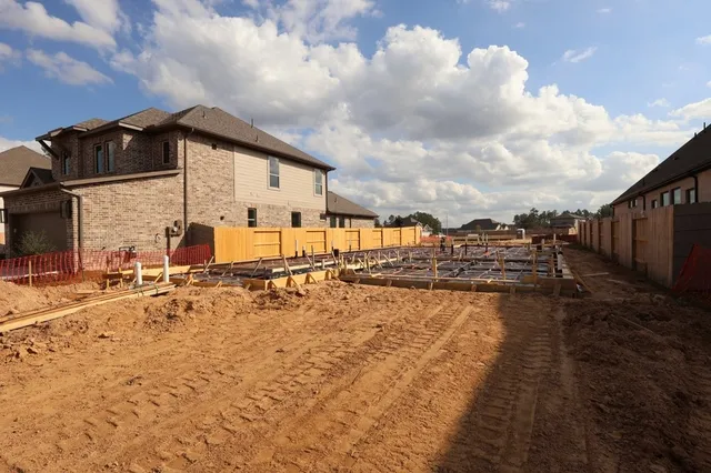 a view of yard with a house in the background