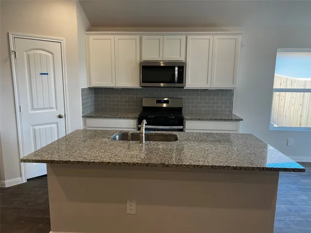 $1,850 | 320 Belmont Place, Lockhart, TX 78644