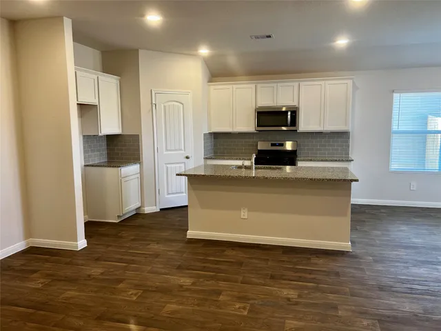 $1,750 | 320 Belmont Place, Lockhart, TX 78644