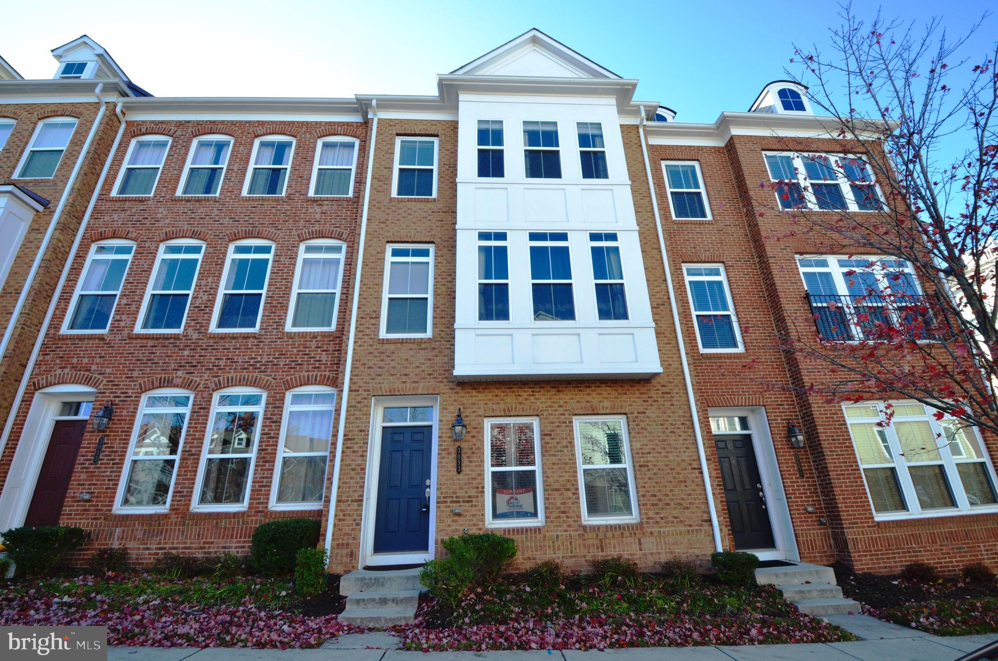 Brick front TH in pristine condition!