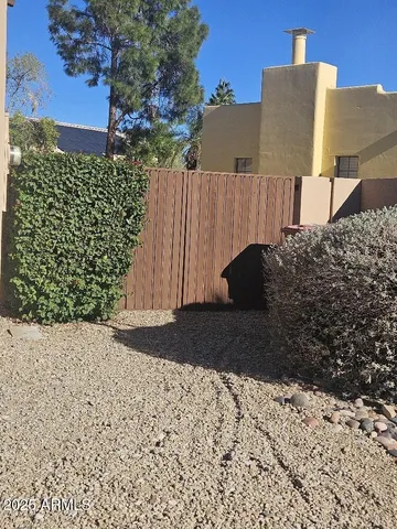 a view of a backyard