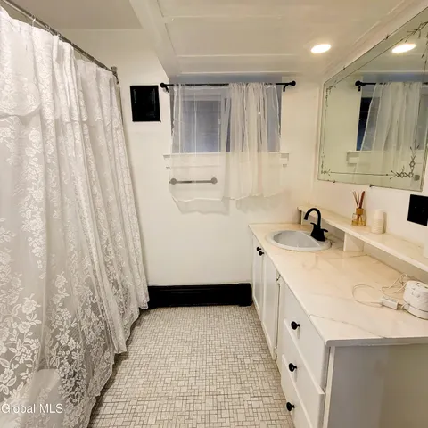 $2,500 | 199 2nd Street, Troy, NY 12180