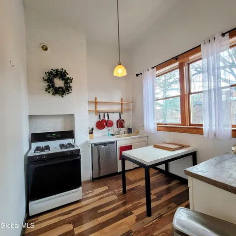 $2,500 | 199 2nd Street, Troy, NY 12180