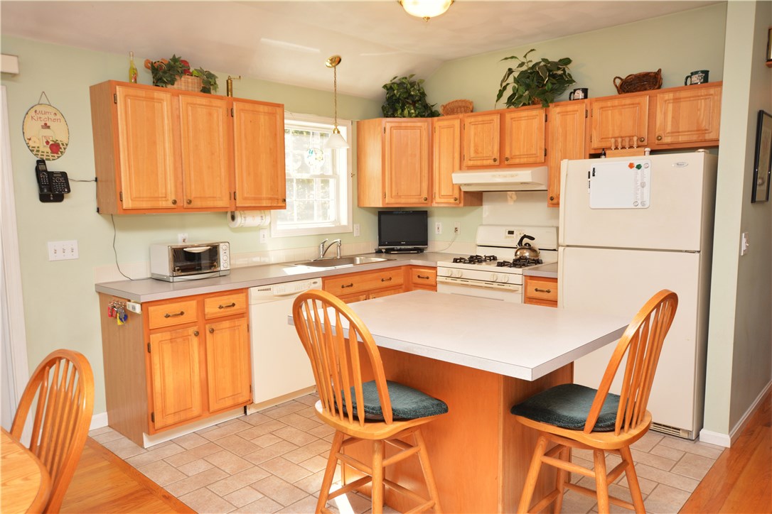 157 Lonsdale Farm Road Cumberland, RI 02864 - Photo 11 of 28 Gallery Image 11