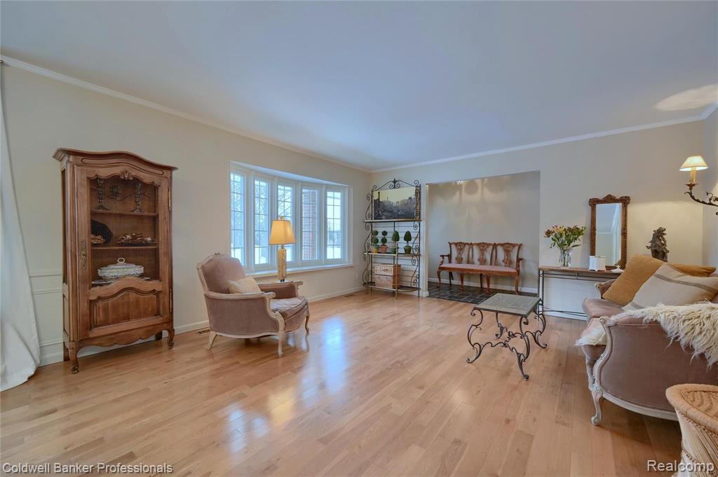5050 Commerce Road West Bloomfield, MI 48324 - Photo 4 of 43