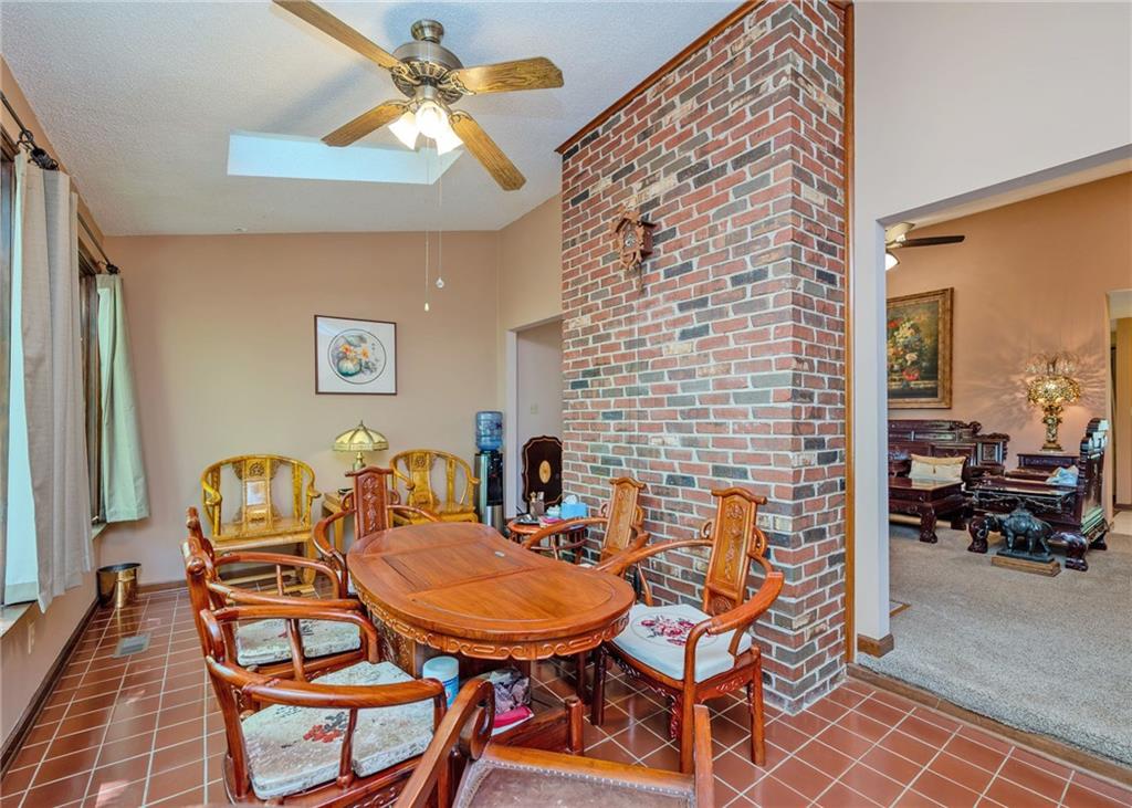 7 Old Oak Trail Hartwell, GA 30643 - Photo 18 of 59 a balcony with a table and chairs