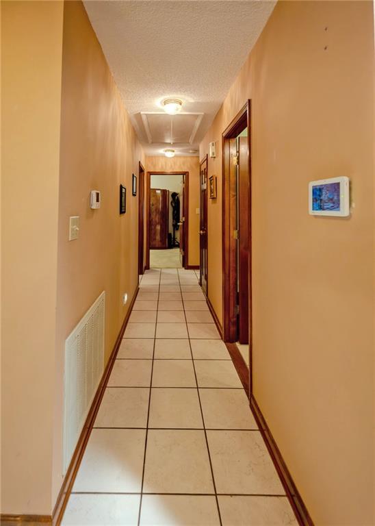 7 Old Oak Trail Hartwell, GA 30643 - Photo 20 of 59 a hallway with wooden floor and a rug