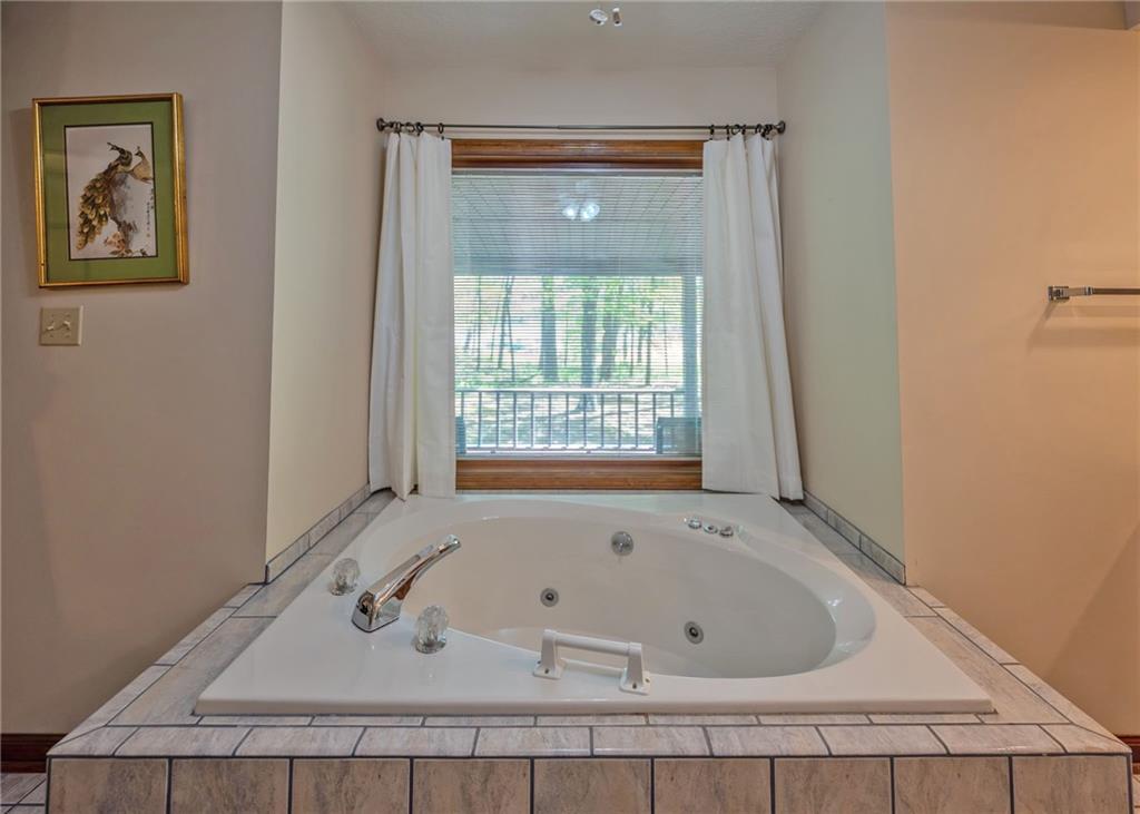 7 Old Oak Trail Hartwell, GA 30643 - Photo 28 of 59 a bath tub sitting next to a window