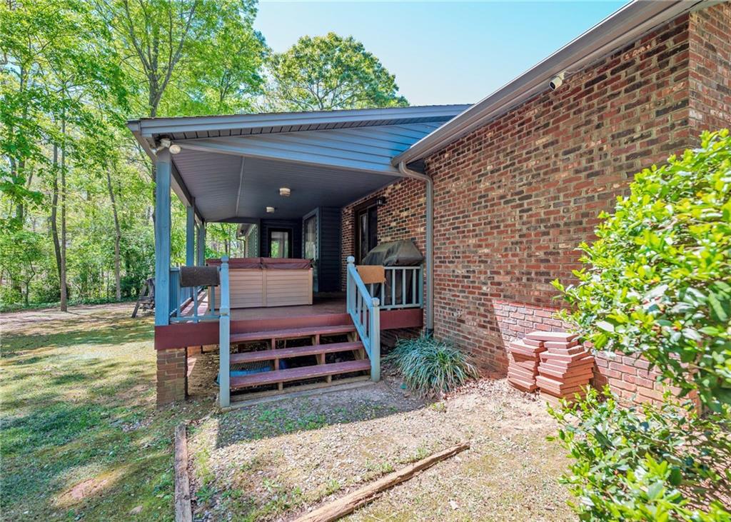 7 Old Oak Trail Hartwell, GA 30643 - Photo 48 of 59 a view of a patio with furniture and a yard