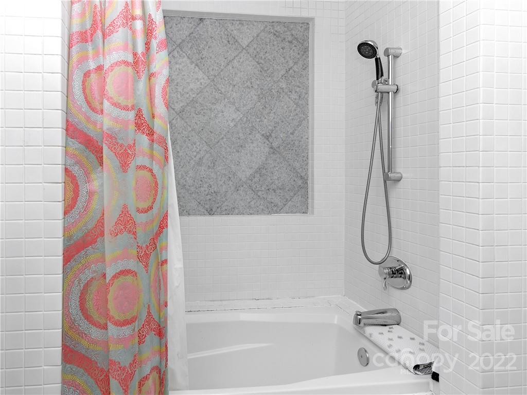 218 West Main Street Brevard, NC 28712 - Photo 33 of 48 a bathroom with a bath tub
